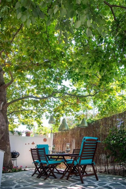 Patio, Spring, Day, Garden, Garden, Balcony/Terrace, Dining area, Garden view