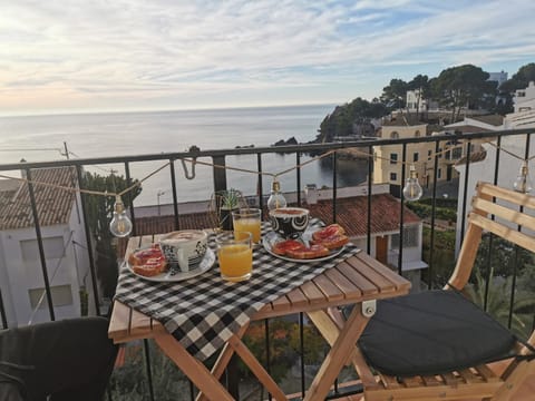 Property building, Patio, Day, Natural landscape, View (from property/room), Balcony/Terrace, Food and drinks, Dining area, Food, Sea view, Breakfast, Drinks