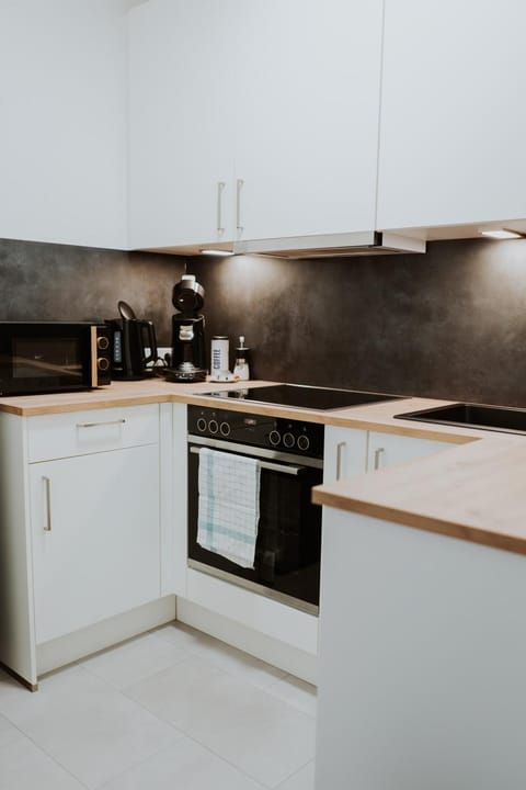 Coffee/tea facilities, Kitchen or kitchenette, stove