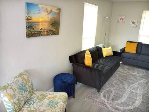 SEASCAPE COZY BEACH HOME only half mile TO OCEAN and BEACH SLEEPS 6 Apartment in Naples Park