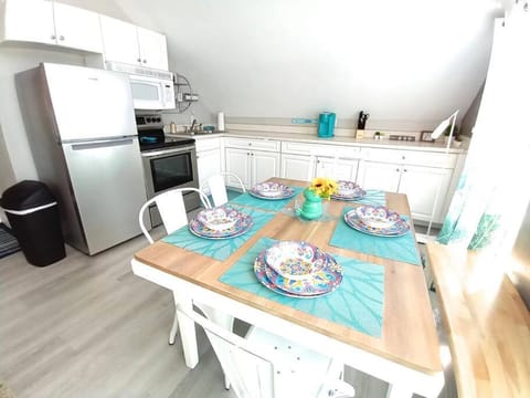 SEA LA VIE COZY BEACH HOME ON 500 BLOCK, Walk to beach only half mile away, SLEEPS 6 Apartment in Naples Park