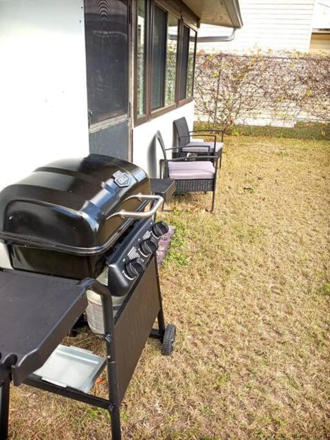 SEA LA VIE COZY BEACH HOME ON 500 BLOCK, Walk to beach only half mile away, SLEEPS 6 Apartment in Naples Park