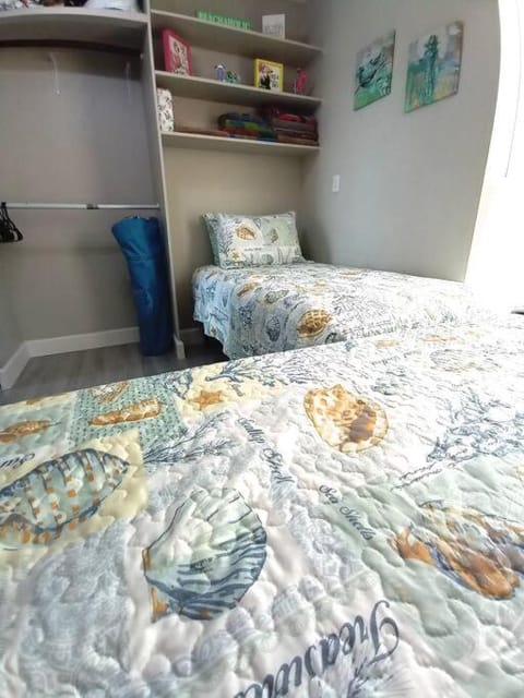 SEA LA VIE COZY BEACH HOME ON 500 BLOCK, Walk to beach only half mile away, SLEEPS 6 Apartment in Naples Park