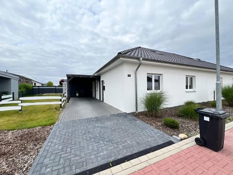 Property building, Day, Garden