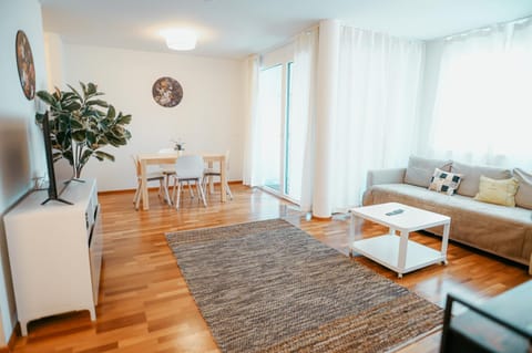 Bed, TV and multimedia, Living room, Photo of the whole room, Seating area, Dining area
