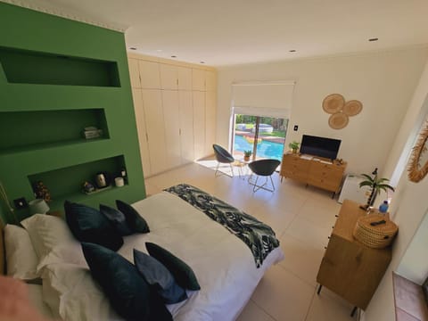 Bed, TV and multimedia, Photo of the whole room, Seating area, Bedroom