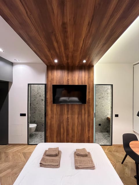 Bed, TV and multimedia, Bedroom, towels