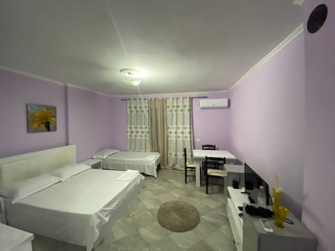 Bed, TV and multimedia, Photo of the whole room, Bedroom