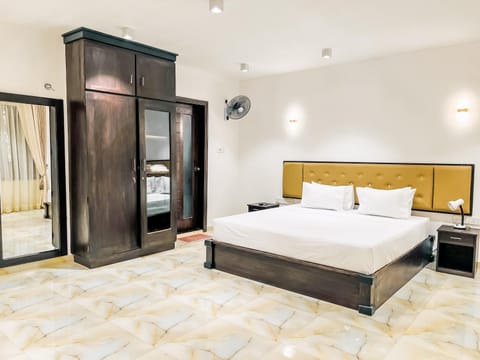 Bed, Photo of the whole room, Bedroom, wardrobe, air conditioner
