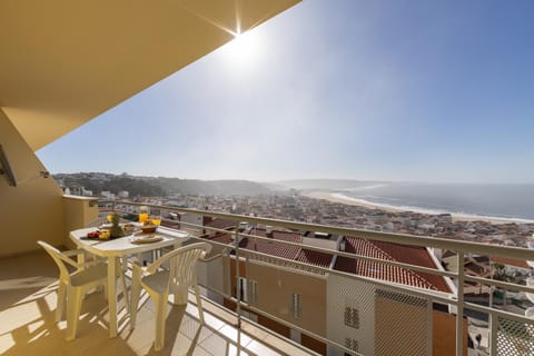 Natural landscape, Balcony/Terrace, Dining area, Beach, City view, Sea view