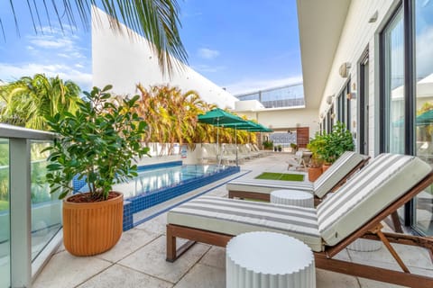 Patio, Balcony/Terrace, Balcony/Terrace, Swimming pool, Swimming pool, sunbed