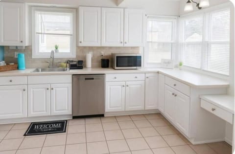 Spacious Three Bedroom Parma Home Sleeps six Near Cleveland House in Parma