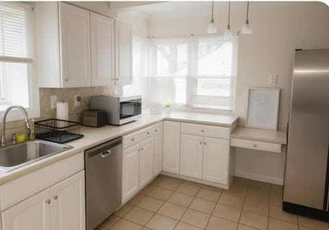 Spacious Three Bedroom Parma Home Sleeps six Near Cleveland House in Parma