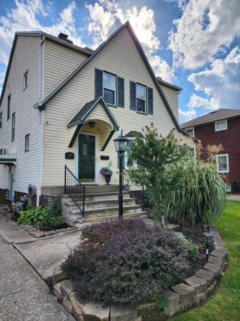 Spacious Three Bedroom Parma Home Sleeps six Near Cleveland House in Parma