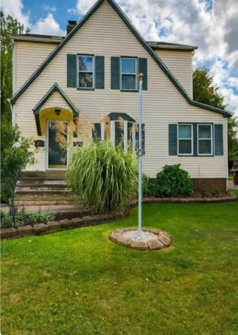 Spacious Three Bedroom Parma Home Sleeps six Near Cleveland House in Parma