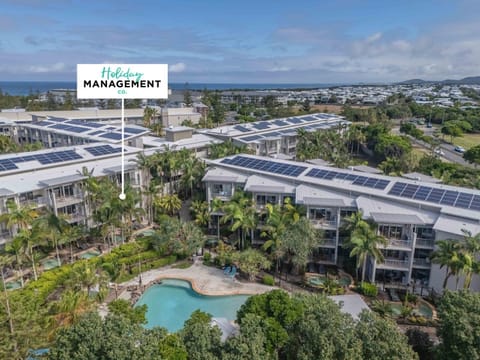 Property building, Day, Natural landscape, Bird's eye view, Pool view, Swimming pool
