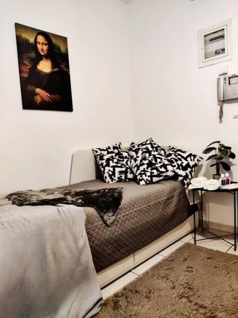 Elegant Central Studio with Balcony & WiFi Fiber Apartment in Thessaloniki