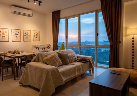 Natural landscape, Living room, Photo of the whole room, Seating area, Dining area, air conditioner