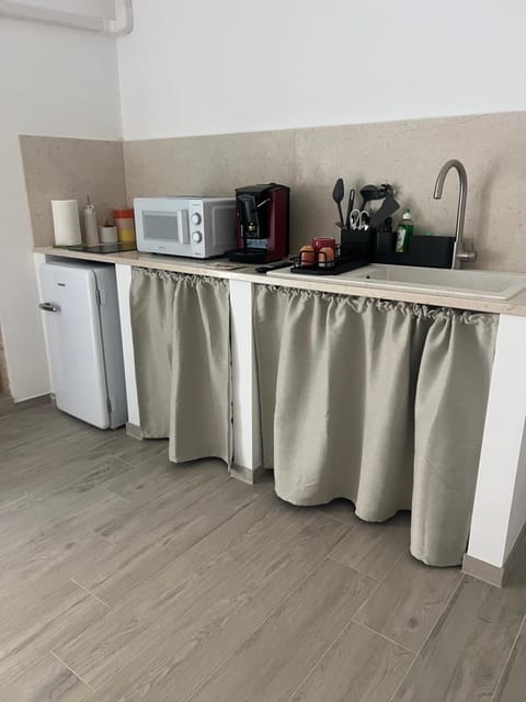 Coffee/tea facilities, Kitchen or kitchenette, oven, stove