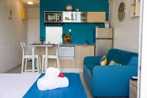 Bed, Kitchen or kitchenette, Living room, Photo of the whole room, Dining area, stove