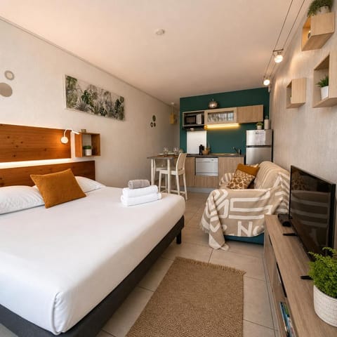 Bed, Living room, Photo of the whole room, Seating area
