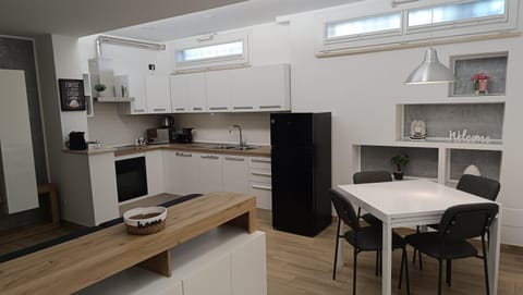Kitchen or kitchenette, Photo of the whole room, Dining area