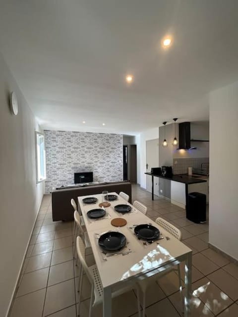 TV and multimedia, Kitchen or kitchenette, Dining area, minibar, oven, pet friendly, stove