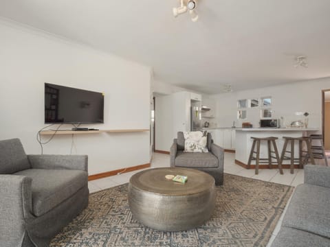 TV and multimedia, Kitchen or kitchenette, Living room