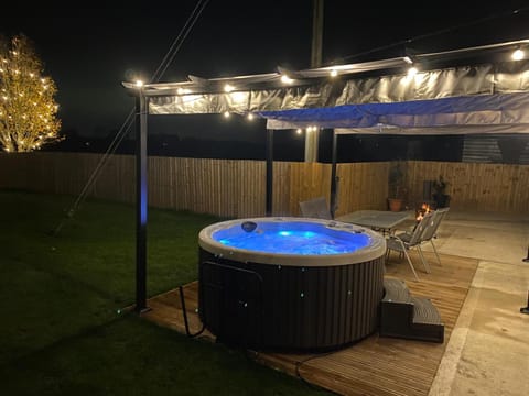 Night, Hot Tub