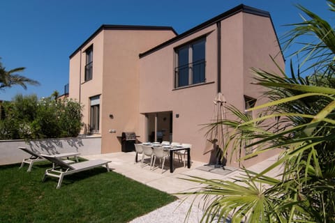 Property building, Garden, Seating area, Garden view, sunbed