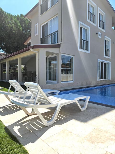 Property building, Swimming pool, sunbed