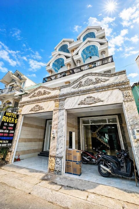 Property building, Day