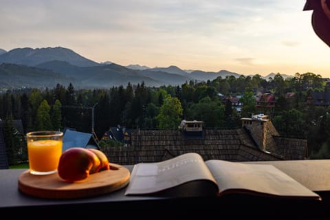 Day, Natural landscape, Food and drinks, Mountain view