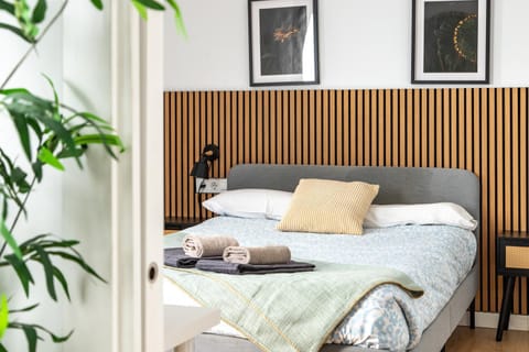 Bed, Bedroom, towels