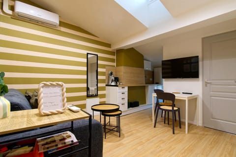 TV and multimedia, Kitchen or kitchenette, Living room, Dining area