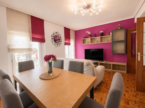 Communal lounge/ TV room, TV and multimedia, Living room, Seating area, Dining area