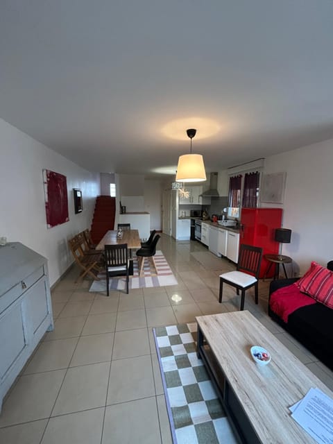 Kitchen or kitchenette, Living room, Seating area, Dining area