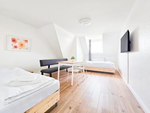 Bed, TV and multimedia, Photo of the whole room, Bedroom, towels