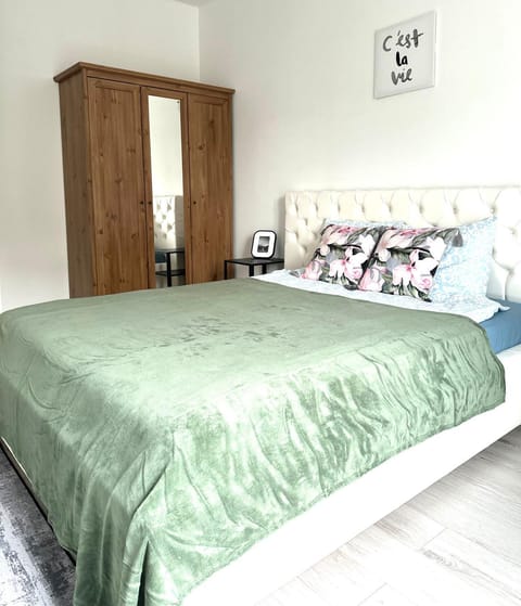 Bed, Photo of the whole room, Bedroom, wardrobe