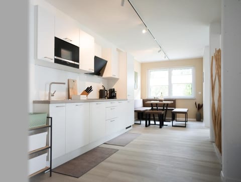 Coffee/tea facilities, Dining area, microwave, kitchen