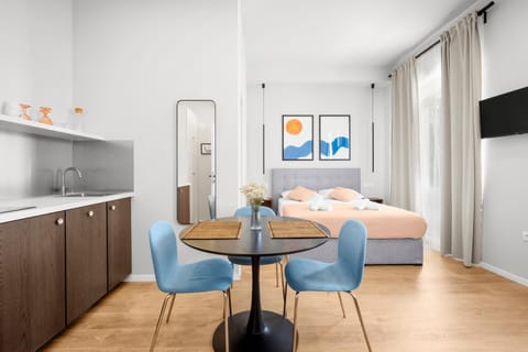 Bed, TV and multimedia, Kitchen or kitchenette, Photo of the whole room, Seating area, Bedroom