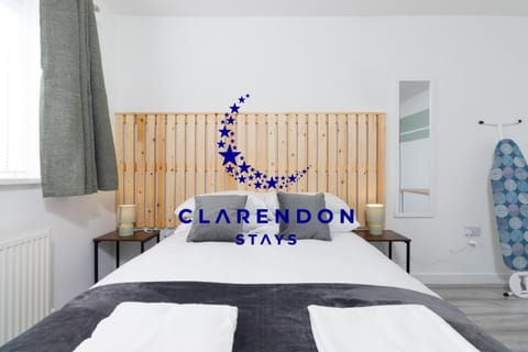 Bed, Property logo or sign, Photo of the whole room, Logo/Certificate/Sign, Bedroom