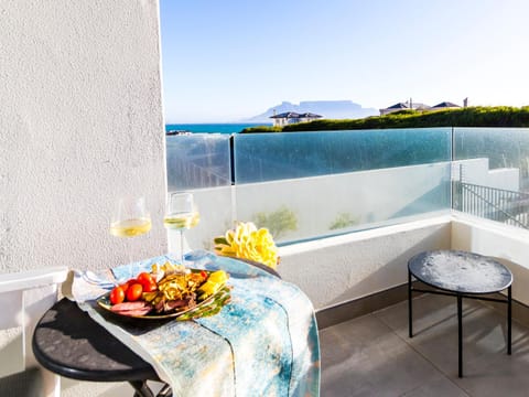 Food and drinks, Seating area, Sea view