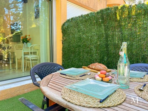 Studio rez de jardin dans résidence avec piscine Apartment in Sanary-sur-Mer