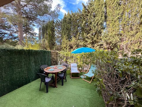 Studio rez de jardin dans résidence avec piscine Apartment in Sanary-sur-Mer