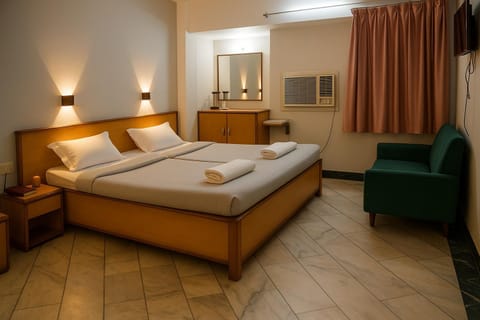 Bed, TV and multimedia, Photo of the whole room, Bedroom, towels
