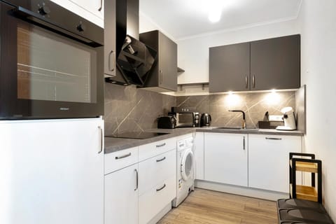 Coffee/tea facilities, Kitchen or kitchenette, dishwasher, stove, toaster, washing machine