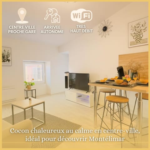 Communal lounge/ TV room, TV and multimedia, Decorative detail, Dining area