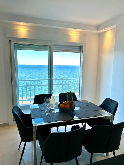 Natural landscape, View (from property/room), Balcony/Terrace, Living room, Seating area, Dining area, Sea view