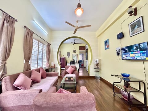 Communal lounge/ TV room, TV and multimedia, Living room, Seating area, Evening entertainment